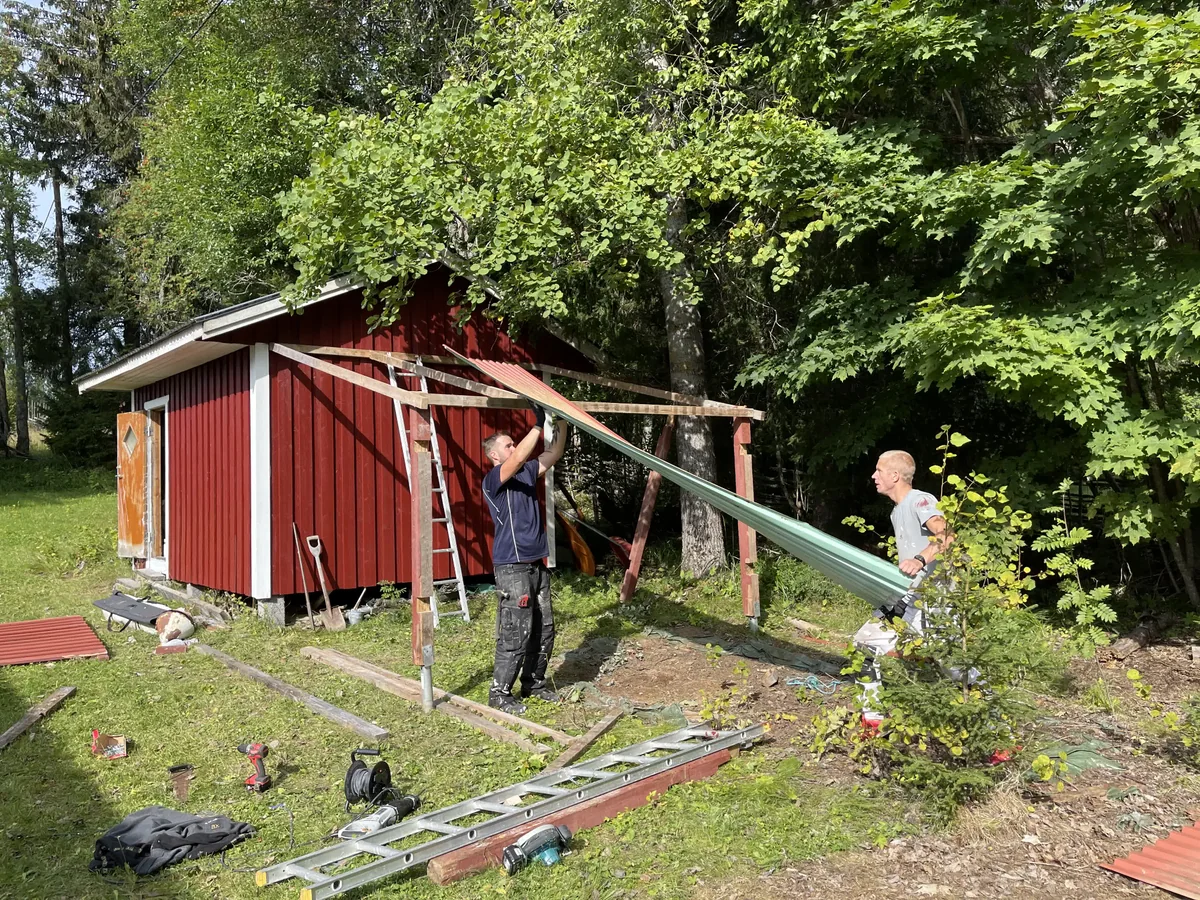 Building the roof frame on a red outbuilding in Närsen