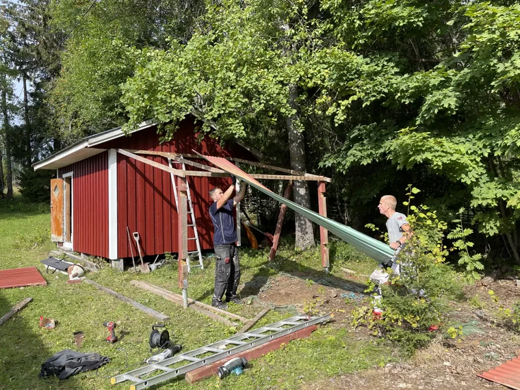 The roof frame being built on a red outbuilding in Närsen