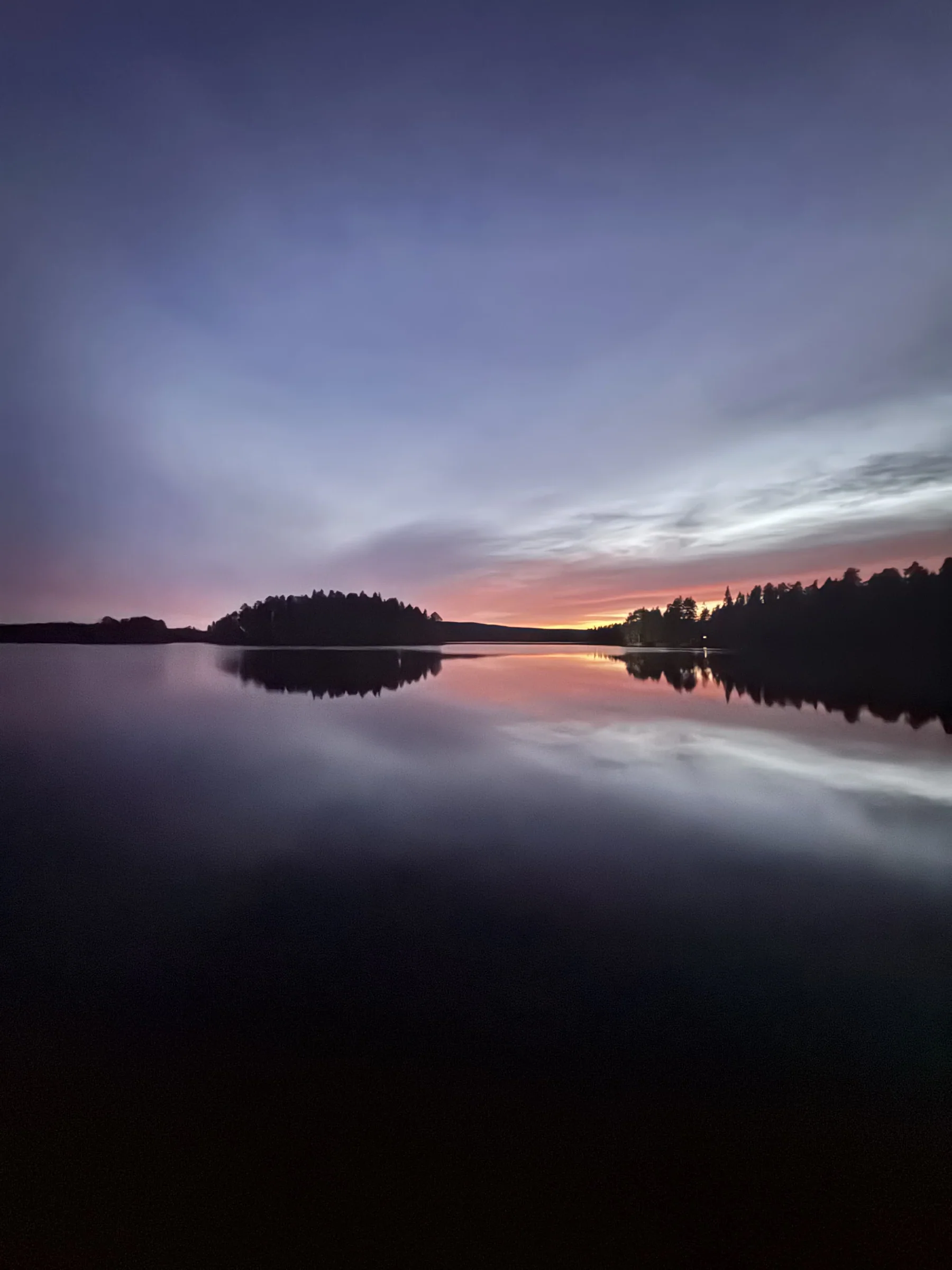 El lago Närsen en una tarde de verano